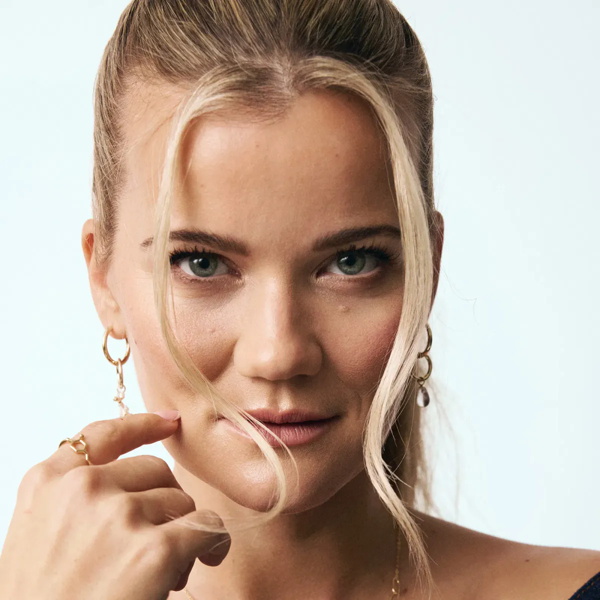 Hooked øreringer str M fra Sandra Lyng