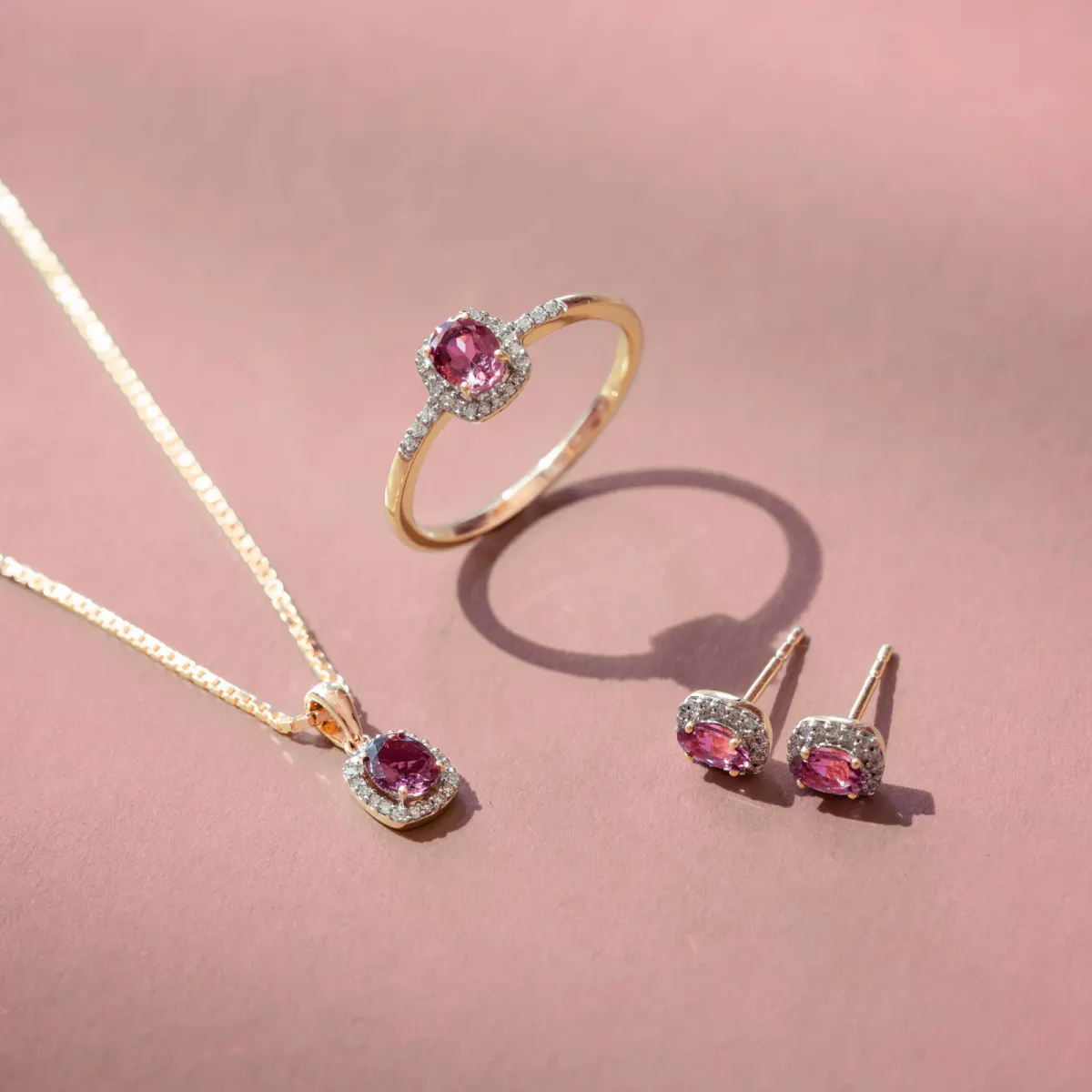 Anheng i gull med diamanter og rosa turmalin